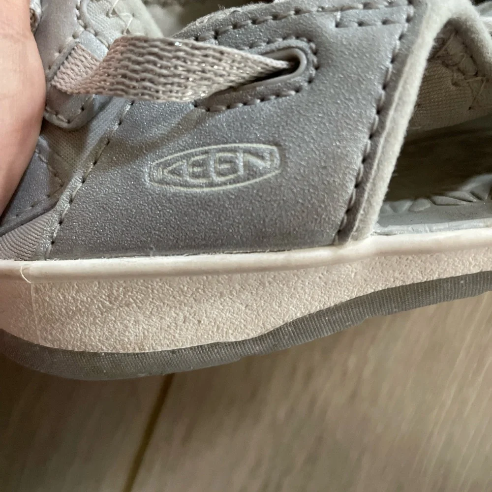 Keen‎ Girls Moxie Sandal Waterproof Outdoor Hiking Play Shoes Water Silver sz 2